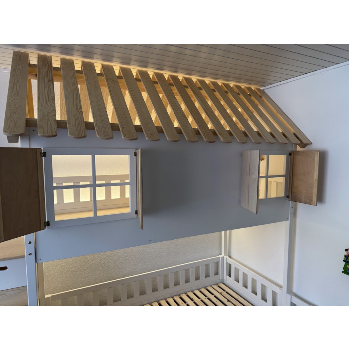 Abenteuerbett mit hoher Schutzwand für sicheres Spielen und Schlafen